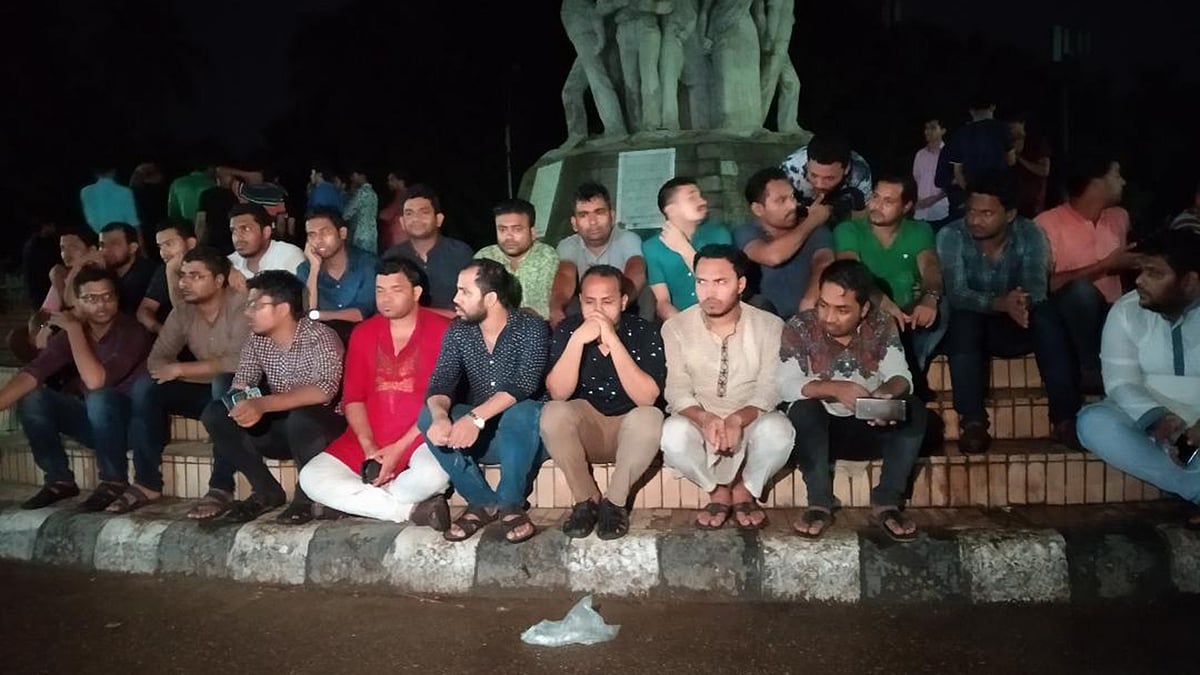 শনিবার দিবাগত রাত তিনটার দিকে রাজু ভাস্কর্যের পাদদেশে অনশনে বসেন ছাত্রলীগের পদবঞ্চিত ও প্রত্যাশিত পদ না পাওয়া বিক্ষুব্ধ অংশের সদস্যরা। ছবি: প্রথম আলো