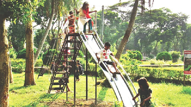 ‘শিশু কর্নার’ পার্কে আনন্দে মেতেছে শিশুরা। সম্প্রতি তোলা ছবি। প্রথম আলো