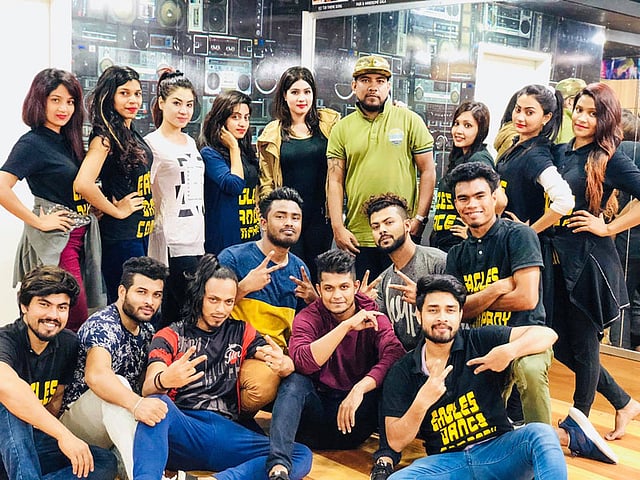ঈগলস ডান্সদলের অন্য নৃত্য শিল্পীদের সঙ্গে মাহি