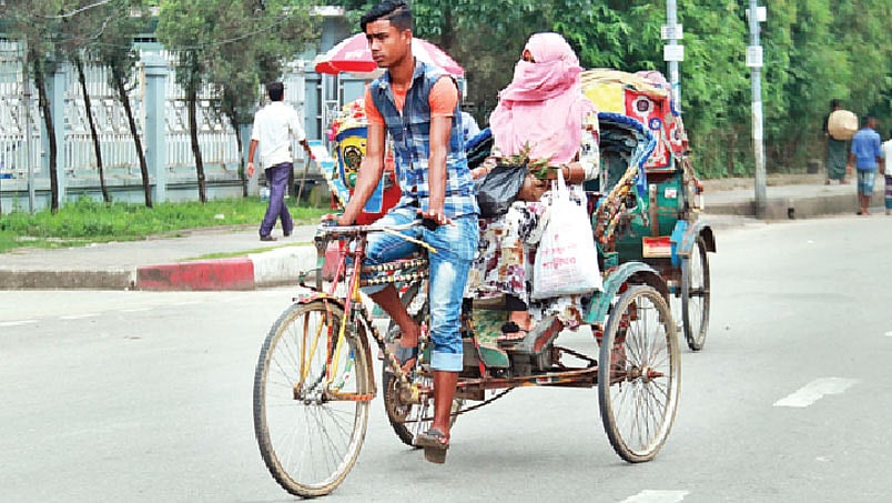 সিলেট নগরের বিভিন্ন এলাকায় দিব্যি চলছে ব্যাটারিচালিত অবৈধ অটোরিকশা। গতকাল সকালে সিলেট নগরের কিনব্রিজ এলাকায়। ছবি: প্রথম আলো