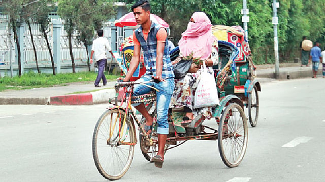 সিলেট নগরের বিভিন্ন এলাকায় দিব্যি চলছে ব্যাটারিচালিত অবৈধ অটোরিকশা। গতকাল সকালে সিলেট নগরের কিনব্রিজ এলাকায়।   ছবি: প্রথম আলো