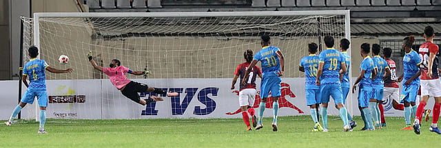 বখতিয়ারের শট সরাসরি জালে জড়িয়ে যাচ্ছে। ছবি: প্রথম আলো