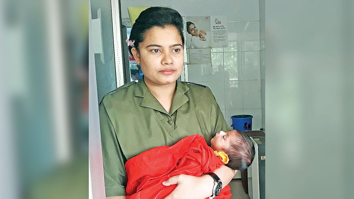 নার্স হামিদার কোলে শিশু পরী। মৌলভীবাজার ২৫০ শয্যাবিশিষ্ট হাসপাতালে।  প্রথম আলো