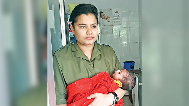 নার্স হামিদার কোলে শিশু পরী। মৌলভীবাজার ২৫০ শয্যাবিশিষ্ট হাসপাতালে।  প্রথম আলো