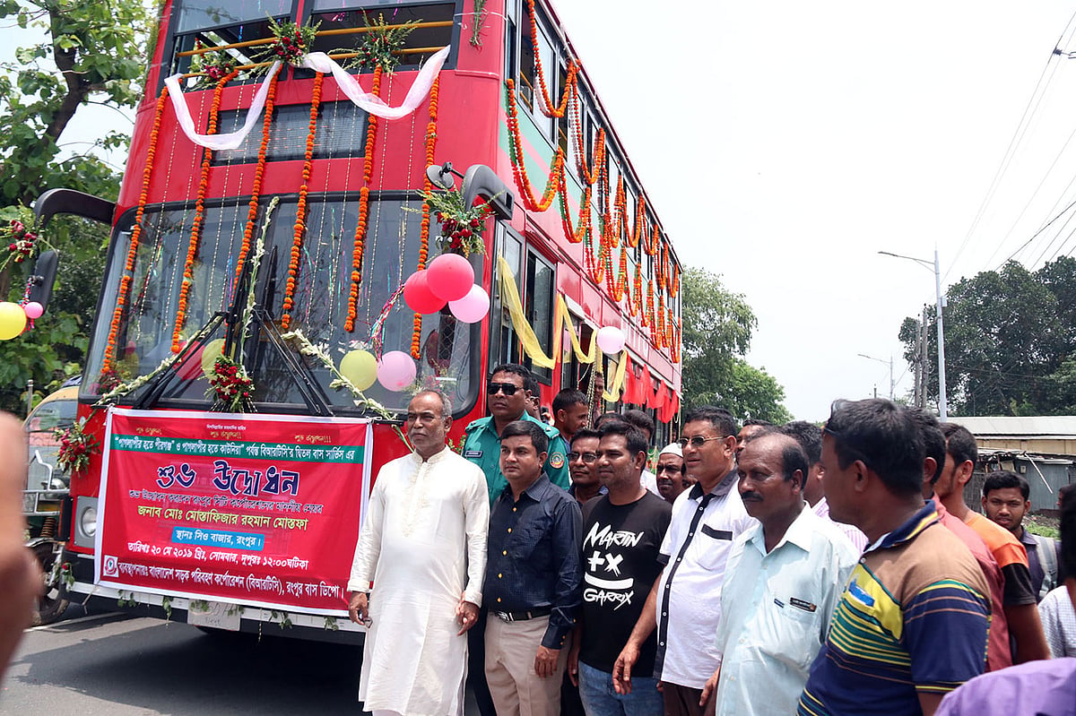 রংপুরে আজ সোমবার থেকে সিটি বাস সার্ভিস চালু হলো। নগরের সিও বাজারে এর উদ্বোধন করেন মেয়র মোস্তাফিজার রহমান। ছবি: মঈনুল ইসলাম