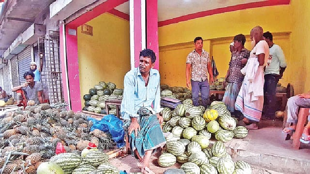শিলাবৃষ্টিতে ব্রাহ্মণবাড়িয়ায় তরমুজের ব্যাপক ক্ষতি হয়েছে। এ কারণে বাজারে এখন চড়া দামে বিক্রি হচ্ছে রসাল এই ফল। সম্প্রতি শহরের বড় বাজারে।