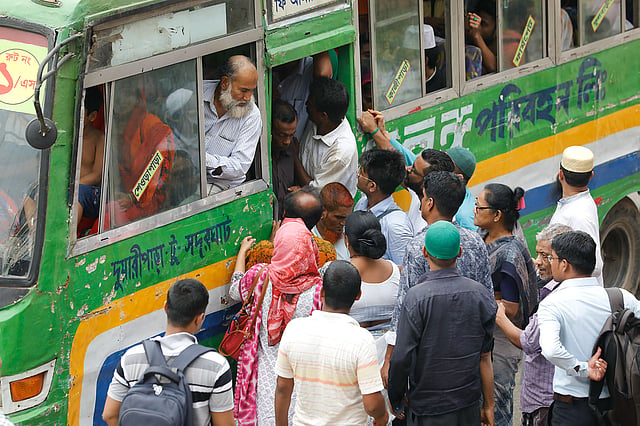 কে উঠবে কার আগে। ছবি: দীপু মালাকার