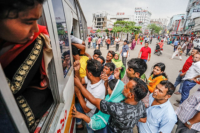 বাসে চড়ার যুদ্ধ। ছবি: দীপু মালাকার
