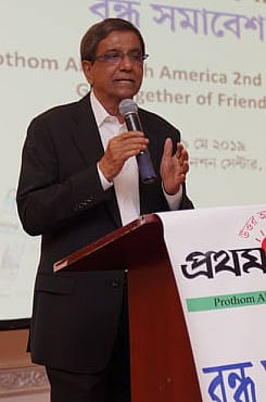 বন্ধু সমাবেশে বক্তব্য দিচ্ছেন প্রথম আলোর সম্পাদক মতিউর রহমান। ছবি: সাকিফ চৌধুরী