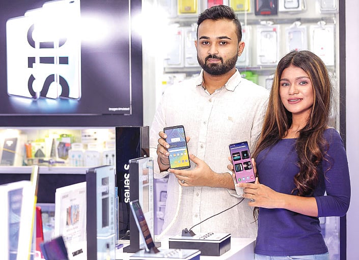 ঈদের আগে পোশাক–আশাকের পাশাপাশি প্রযুক্তি পণ্য বিশেষ করে স্মার্টফোন কেনার চল দেখা যাচ্ছে কয়েক বছর ধরে। মডেল: আবরাজ ও কৃতিকা। ছবি: কবির হোসেন