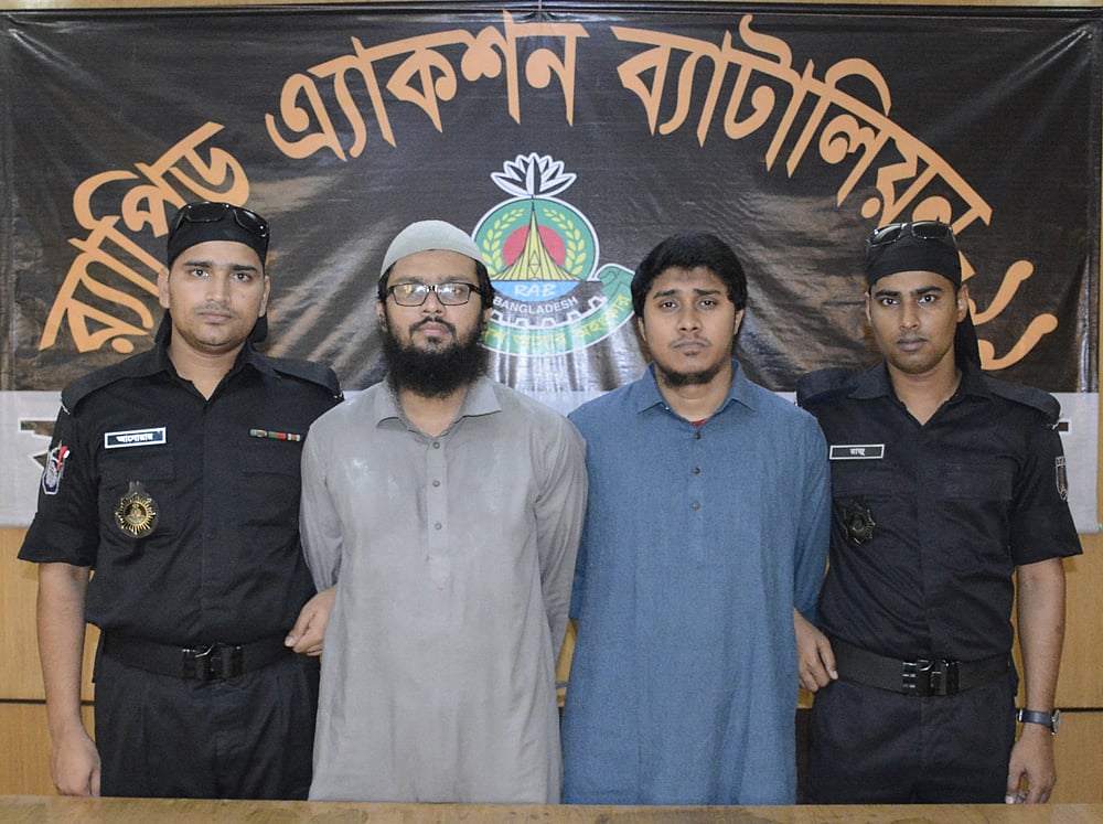 নারায়ণগঞ্জ শহর থেকে নিষিদ্ধ ঘোষিত জঙ্গি সংগঠন আনসার আল ইসলামের (আগেকার আনসারুল্লাহ বাংলা টিম) জেলার সমন্বয়কসহ দুজনকে গ্রেপ্তার করেছে র্যাব-১১। ছবি: সংগৃহীত