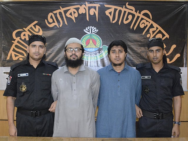 নারায়ণগঞ্জ শহর থেকে নিষিদ্ধ ঘোষিত জঙ্গি সংগঠন আনসার আল ইসলামের (আগেকার আনসারুল্লাহ বাংলা টিম) জেলার সমন্বয়কসহ দুজনকে গ্রেপ্তার করেছে র‍্যাব-১১। ছবি: সংগৃহীত