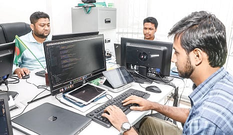 রোবট সফটওয়্যার তৈরির কাজ চলছে। ছবি: স্মার্ট সময়