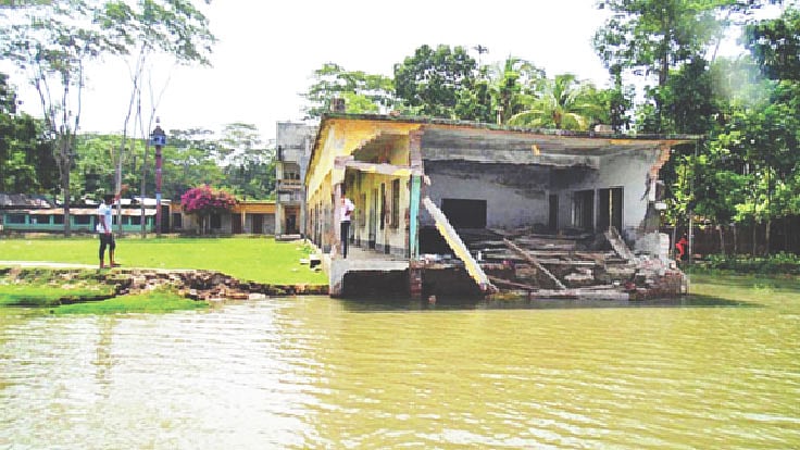 ঝালকাঠির রাজাপুরে বিশখালী নদীর তীব্র ভাঙনে বিলীন হচ্ছে মঠবাড়ি ইউনিয়ন মাধ্যমিক বিদ্যালয়। সাম্প্রতিক ছবি। প্রথম আলো