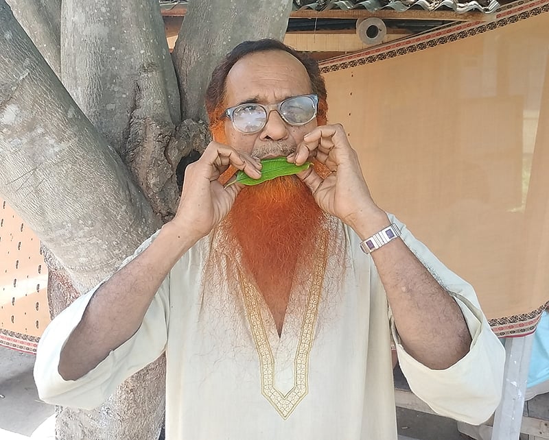 ক্যাম্পাসে চায়ের দোকান করে জীবিকা নির্বাহ করেন শরীফুল ইসলাম। পাশাপাশি পাতার বাঁশি বাজিয়ে শিক্ষার্থীদের আনন্দ দেন তিনি। ইসলামী বিশ্ববিদ্যালয়, কুষ্টিয়া। ছবি: প্রথম আলো