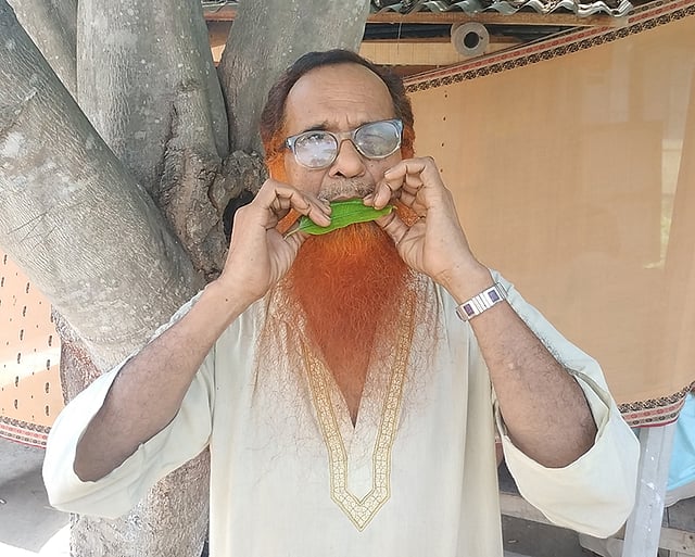 ক্যাম্পাসে চায়ের দোকান করে জীবিকা নির্বাহ করেন শরীফুল ইসলাম। পাশাপাশি পাতার বাঁশি বাজিয়ে শিক্ষার্থীদের আনন্দ দেন তিনি। ইসলামী বিশ্ববিদ্যালয়, কুষ্টিয়া। ছবি: প্রথম আলো