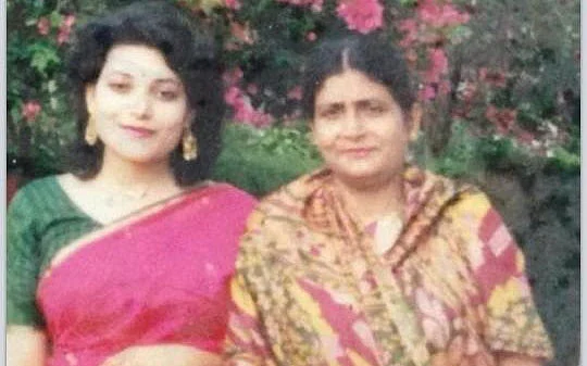 মায়ের সঙ্গে লেখিকা