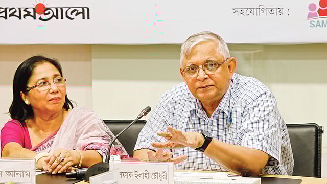 গোলটেবিল বৈঠকে বক্তব্য দেন ইশফাক ইলাহী চৌধুরী। পাশে শাহীন আনাম।  ছবি: প্রথম আলো