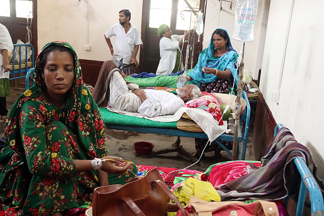 নারী ও পুরুষ রোগীদের বিছানা একই সঙ্গে।