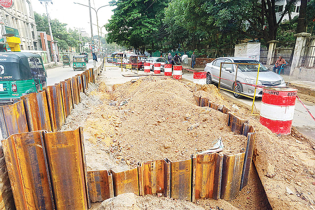 ওয়াসার সংস্কারকাজের জন্য সড়কের অর্ধেক স্থানজুড়ে খোঁড়া হয়েছে গর্ত। এতে সৃষ্ট যানজটে ভোগান্তির শিকার হন যাত্রী সাধারণ। গতকাল বিকেল সাড়ে চারটায় গণি বেকারি এলাকায়।  সৌরভ দাশ