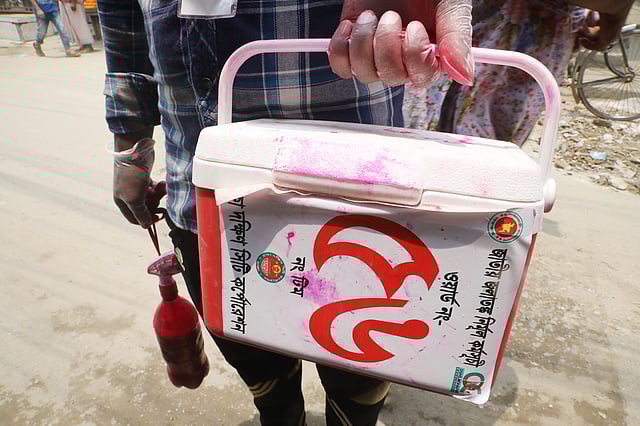 টিকা কর্মসূচির সরঞ্জাম সঙ্গে রাখেন কর্মীরা।