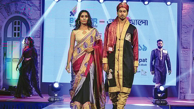 যুগল পোশাকে দুই মডেল