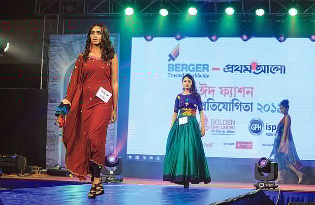 পশ্চিমা ধাঁচের পোশাকও ছিল প্রতিযোগিতায়