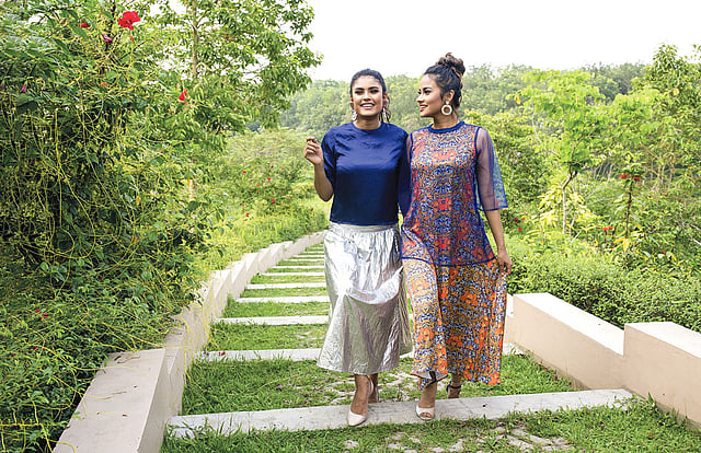 নীল রং এবার বেশ ভালোভাবেই দেখা যাচ্ছে ঈদ সংগ্রহে। লম্বা পোশাকটির ওপরে আলাদা পাতলা একটি টপ আছে। স্কার্টটি বেশ চকচকে। এর সঙ্গে ভারসাম্য এনেছে গাঢ় নীল টপটি। পোশাক: ক্লাব হাউস