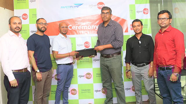 ই-কমার্স ওয়েবসাইট আজকের ডিল ও পেপারফ্লাইয়ের চুক্তি সই। ছবি: সংগৃহীত।