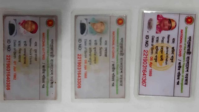 রোহিঙ্গা নারীদের কাছ থেকে উদ্ধার করা তিনটি ভুয়া বাংলাদেশি পরিচয়পত্র। ছবি: প্রথম আলো