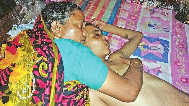 টাঙ্গাইলের মির্জাপুরে চোখ হারানো মিলনকে জড়িয়ে ধরে আছেন তার মা জাহানারা। গতকাল বিকেলে রাজাবাড়ি বানিয়াচালা গ্রামে মিলনদের বাড়িতে।  ছবি: প্রথম আলো