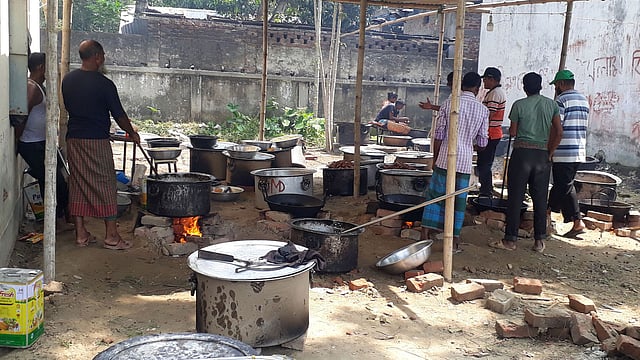জয়পুরহাটের আক্কেলপুর পৌরসভার মেয়র গোলাম মাহফুজ চৌধুরীর আয়োজনে ইফতার ও দোয়া মাহফিলের রান্নার কাজ চলছে। ছবিটি আজ মঙ্গলবার সকাল ১০টার দিকে আক্কেলপুর সরকারি মুজিবর রহমান ডিগ্রি কলেজ থেকে তোলা। ছবি: প্রথম আলো