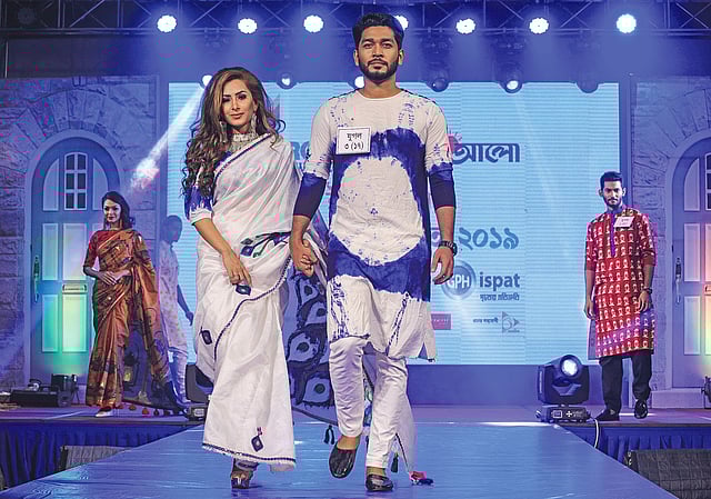 দেখা গেছে বাটিকের কাজ করা পোশাক