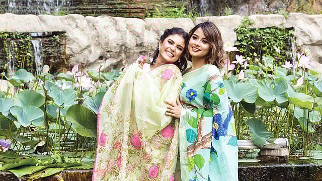 টিস্যু মসলিন ও সুতি—দুটোই চলবে এবার ঈদে। হালকা সবুজরঙা টিস্যু মসলিনের শাড়িতে মসলিনের সঙ্গে ভালো মানের চিকন চকচকে জরির সুতা ব্যবহার করা হয়েছে। পুরো শাড়ির পাড়ে, বুকে ও আঁচলে আছে হাতের কাজ। দিনের বেলার যেকোনো দাওয়াতেই মানিয়ে যাবে এটি। অন্যদিকে হালকা নীল রঙের সুতির শাড়ির ওপরে হাতে আঁকা ময়ূর। স্নিগ্ধতা ও আরাম—এই দুটোই পাওয়া যাবে শাড়িটিতে।  শাড়ি: টাঙ্গাইল শাড়ি কুটির