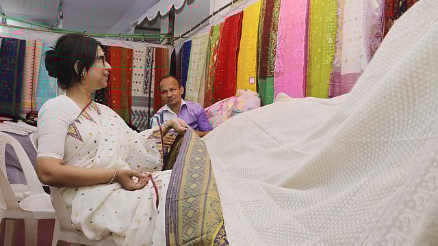 নিজের জন্য শাড়ি পছন্দ করছেন এক ক্রেতা।