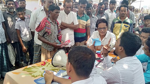 হাটে গিয়ে সরাসরি কৃষকদের থেকে ধান কিনেছেন উল্লাপাড়ার ইউএনও মো. আরিফুজ্জামান। ছবি: প্রথম আলো