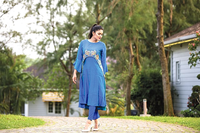 কামিজে বিভিন্নভাবে লেয়ারের ব্যবহার দেখা যাবে। লেগিংস, প্যান্ট বা পালাজ্জো—যেকোনো একটি দিয়েই কামিজ পরা যাবে এবার ঈদে। পোশাক: সেইলর