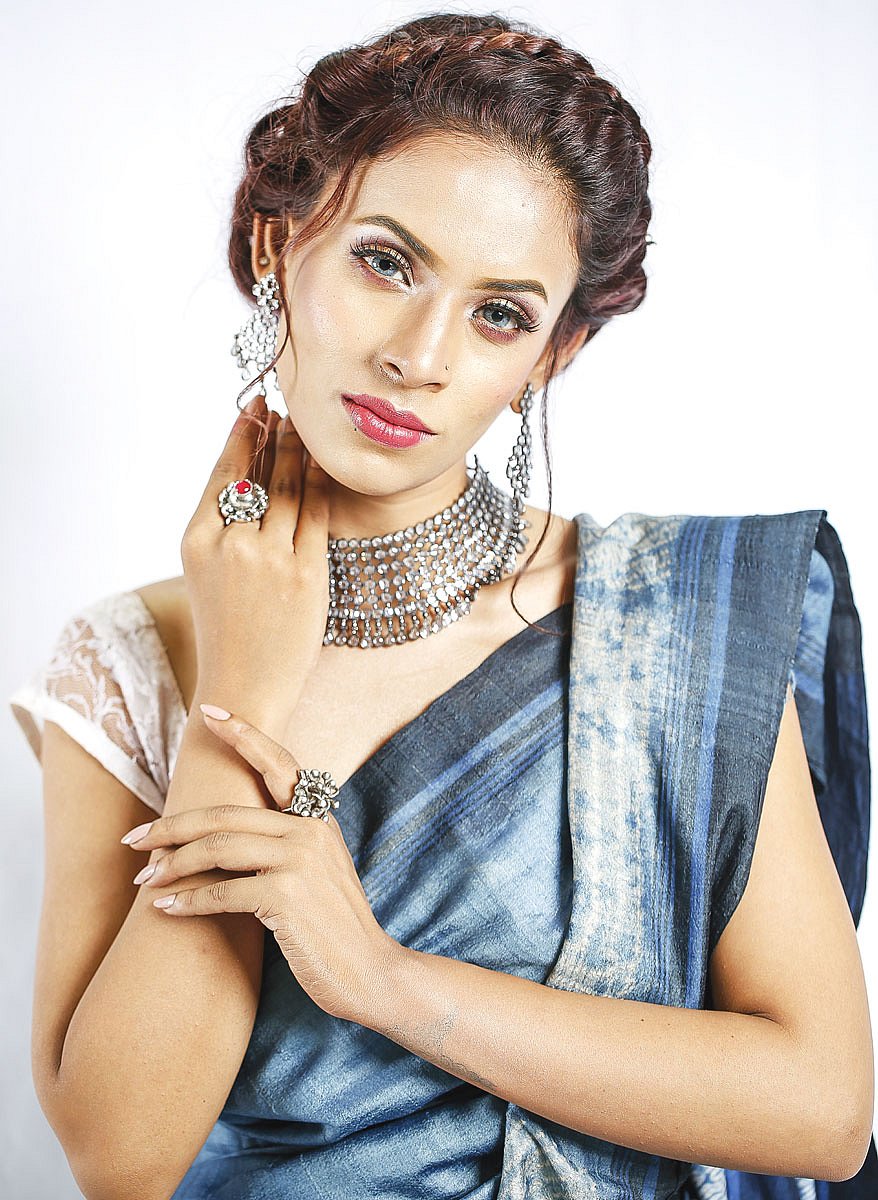 পাথরের গয়নায় রাতের সাজ। মডেল: মিয়াম, শাড়ি ও গয়না: শৈলী, সাজ: অরা িবউটি লাউঞ্জ, ছবি: সুমন ইউসুফ