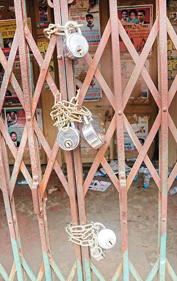 তালাবদ্ধ অবস্থায় বগুড়া জেলা বিএনপির কার্যালয়। গতকাল দুপুরে। প্রথম আলো