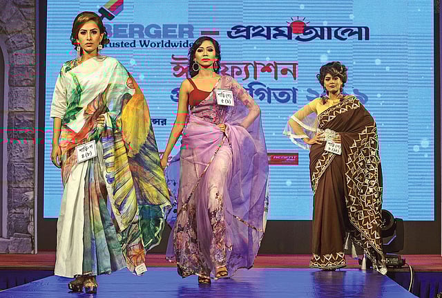 শাড়িতে হাতে অাঁকা নকশা ও সুতার কাজ। ছবি: সৌরভ দাশ ও জুয়েল শীল