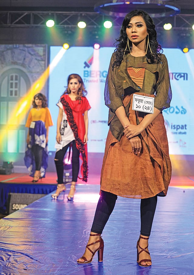 পশ্চিমা ধাঁচের পোশাকও ছিল প্রতিযোগিতায়