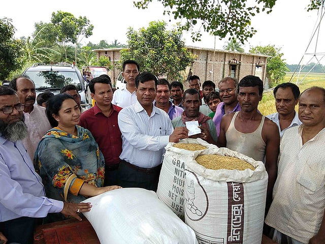 নাটোরের জেলা প্রশাসক মো. শাহরিয়াজ আজ মঙ্গলবার দুপুরে সদর উপজেলার থান্দারপাড়া গ্রামে গিয়ে সরকারি মূল্যে সরাসরি কৃষকদের কাছ থেকে ধান কেনেন। ছবি: মুক্তার হোসেন