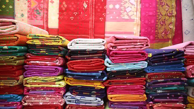 একটি স্টলে সাজিয়ে রাখা নানা রং ও নকশার জামদানি শাড়ি।