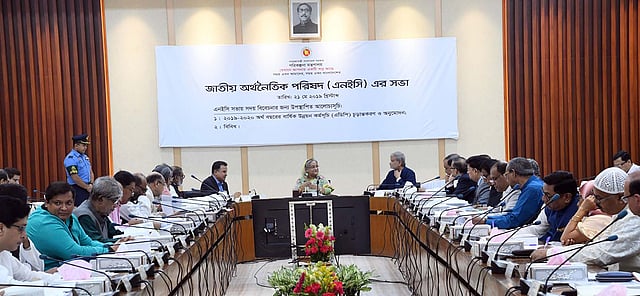 আগামী অর্থবছরের জন্য ২ লাখ ২ হাজার ৭২১ কোটি টাকার এডিপি অনুমোদন করেছে জাতীয় অর্থনৈতিক পরিষদ। এনইসি সম্মেলন কক্ষ, শেরেবাংলা নগর, ঢাকা, ২১ মে। ছবি: পিআইডি