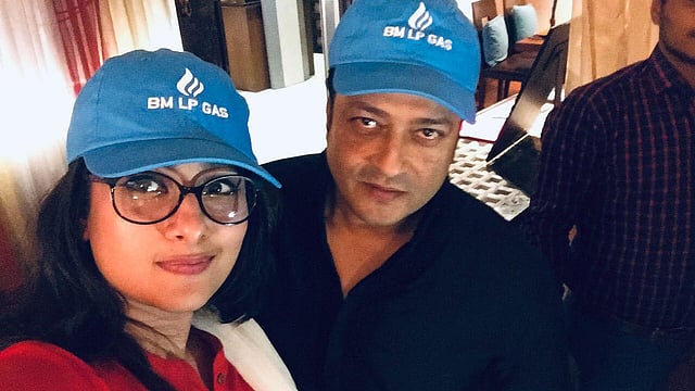 চুক্তি স্বাক্ষর করার পর প্রতিষ্ঠানের ক্যাপ মাথায় পূর্ণিমা ও ফেরদৌসের সেলফি