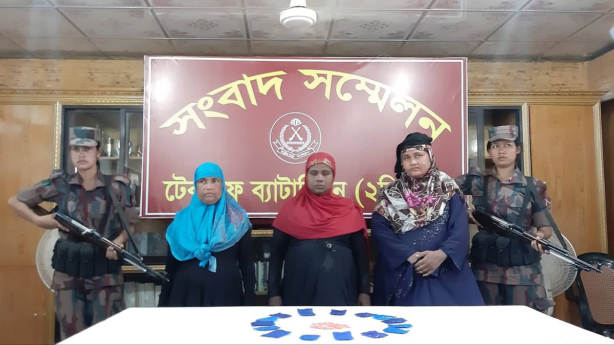 পেটের ভেতর ইয়াবা ঢুকিয়ে পাচারের সময় গ্রেপ্তার তিন রোহিঙ্গা নারী। ছবি: প্রথম আলো