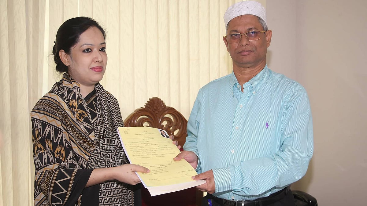 মনোনয়নপত্র জমা দেন রুমিন ফারহানা