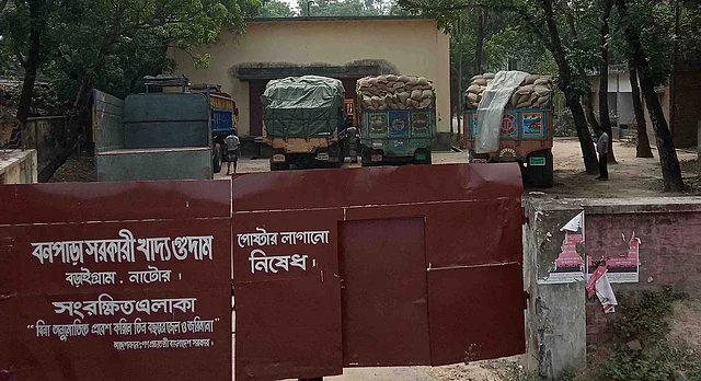 বড়াইগ্রাম উপজেলা খাদ্যগুদামে ‘জায়গা নেই’ দাবি করে কৃষকের ধান কিনছে না সরকার। ধান কেনা-বেচা হচ্ছে না, তাই গুদামের বাইরে ট্রাক দেখে অনেকেই কৌতূহলী হচ্ছেন। বড়াইগ্রাম, নাটোর, ২১ মে। ছবি: মুক্তার হোসেন