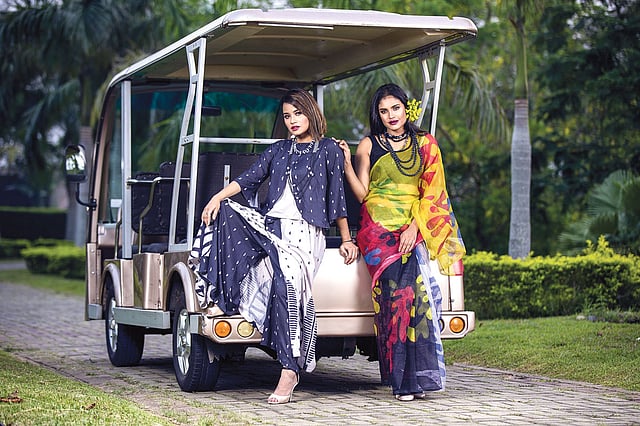 মসলিনের এই শাড়ি ব্যবহার করা হয়েছে ক্যানভাস হিসেবেই। সাত গজের শাড়ি। সেখানে নকশার কোনো পুনরাবৃত্তি নেই। ইমেজ প্রিন্টিংয়ের মাধ্যমে শাড়ির ওপর এই নকশা তুলে ধরা হয়েছে। এটা এবারের ঈদের নতুন সংযোজন। এর বাইরে শাড়িতে ব্লক প্রিন্ট, স্ক্রিন প্রিন্ট কিংবা ডিজিটাল প্রিন্ট তো থাকছেই। শাড়ি: বেয়ন্ড সাদাকালো  স্কার্টটার মজা হচ্ছে পালাজ্জো দিয়ে লেয়ার তৈরি করা হয়েছে। স্কার্টের ফাড়া বেশি থাকায় পালাজ্জোর আবির্ভাব। ওপরের টপটাতেও লেয়ারের ব্যবহার লক্ষণীয়। তরুণী বয়সটি পর্যন্তই এই লেয়ারের কাট বেশি ভালো মানাবে বলে মনে করেন বিশেষজ্ঞরা। পোশাক: সাদাকালো