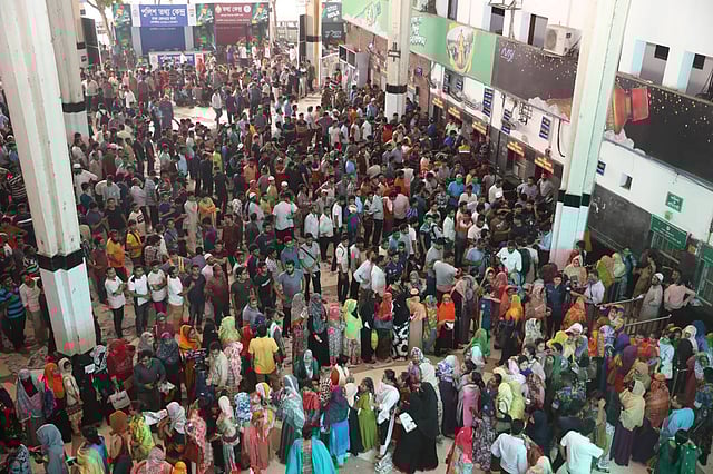 পবিত্র ঈদুল ফিতর উপলক্ষে ট্রেনের অগ্রিম টিকিট কিনতে ভিড়। কমলাপুর রেলওয়ে স্টেশন, ঢাকা, ২২ মে। ছবি: আবদুস সালাম